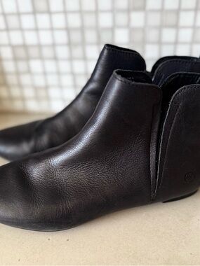 BORN Black Leather Bootie Flat Sole Boots Womens 7 1/2 Pull On Boho Hippie Core
